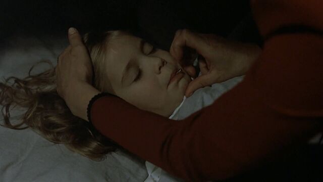 File:Magda crushing the capsule.jpg