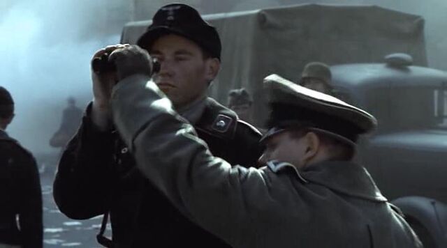 File:Muller takes binocular.jpg