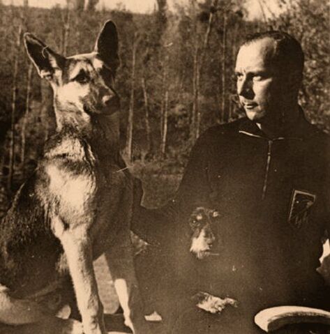 File:WilhelmMonhkeAndHisDog.jpg