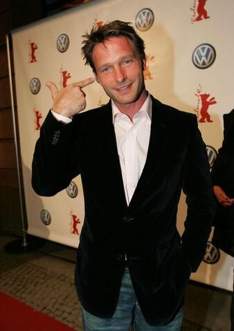 File:Dolfy go shoot yourself.jpg