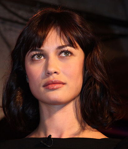 Arquivo:514px-Olga Kurylenko by Mikolaj Kirschke Wikipedia cropped.jpg