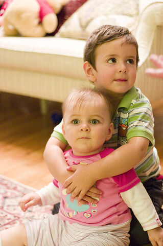 File:Photo Hug.jpg