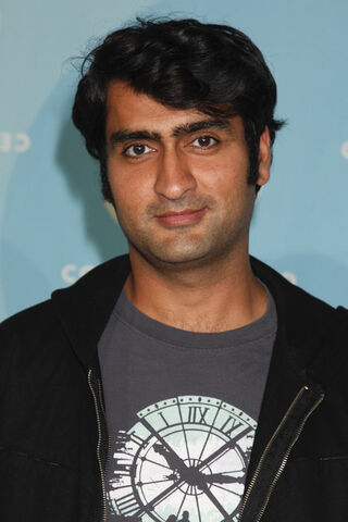 Archivo:Kumail+Nanjiani+Comedy+Central+2011+Primetime+gx96umwAnyBl.jpg
