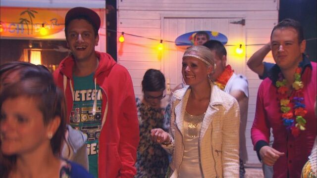 Datei:Flo und Victoria bestaunen Danny.jpg