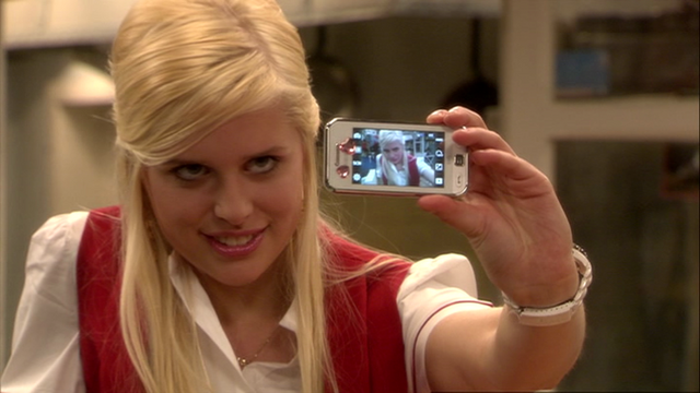 Datei:Victoria macht Fotos von sich.png