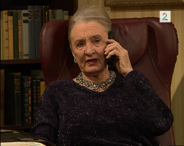 Fil:Astrid i telefon.png