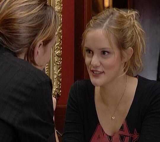 Fil:Charlotte, sesong 12.jpg