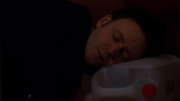 Pelle sover i lobbyen.png