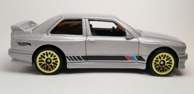 File:'92 BMW M3-2013.jpg