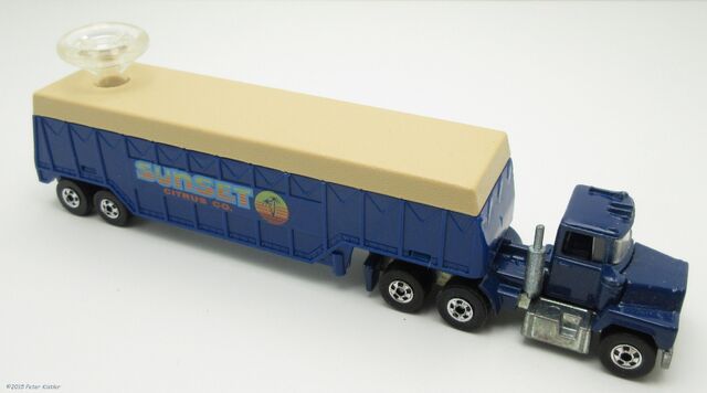 File:Mack Grain Trailer-24694.jpg