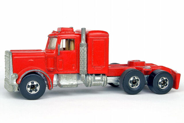 File:Peterbilt Tanker Cab - 7616cf.jpg