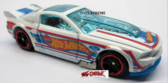 File:'13 Ford Mustang-WHITE.jpg