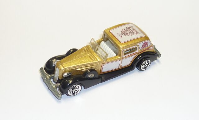 File:1935 Cadillac..jpg
