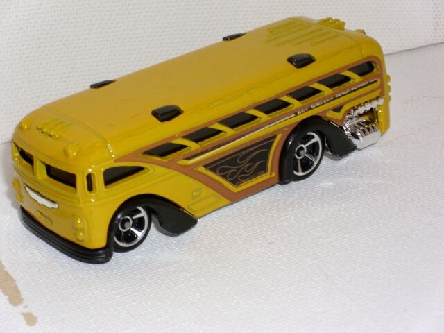 File:Surfin' School Bus (800x600).jpg