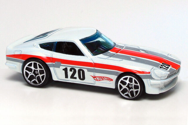 File:Pearl White Datsun 240Z.jpg