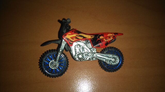 File:Hw450F Blue wheels.jpg