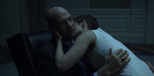 File:House-of-cards-peter-russo-zoe-season-4.jpg
