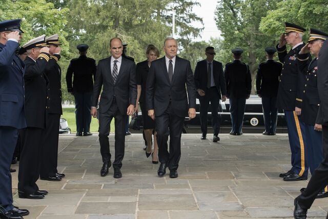 Datei:Teaser Doug Stamper Francis Underwood Staffel 5.jpg