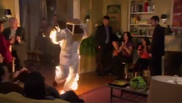 Datei:Burning-as-a-beekeeper 650x370.png