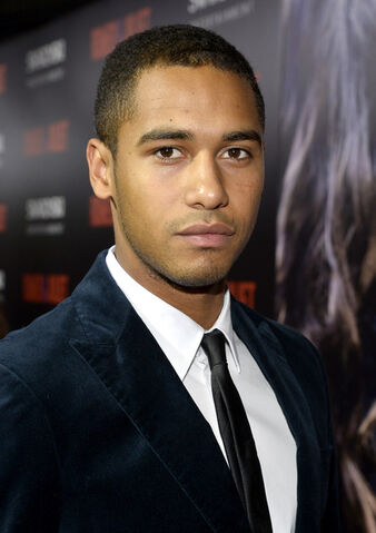 Archivo:Elliot Knight.jpg