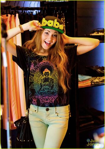 File:Kelli-berglund-larchmont-cupcake-03.jpg