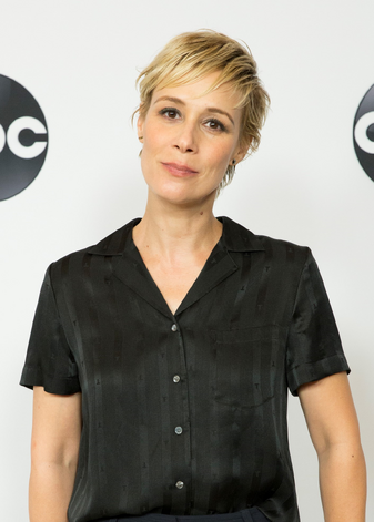 File:Liza Weil.png