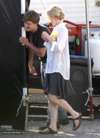 Fichier:The-Hunger-Games-movie-On-set-May-31-2011-peeta-mellark-22557958-398-550.jpg