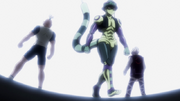 Meruem pasando sobre Netero y Zeno.png