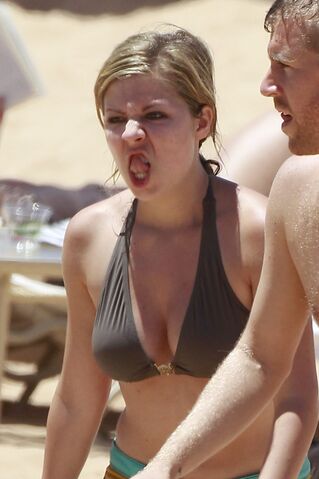 File:Jennette McCurdy Hawaiian Vacation 28229.jpg