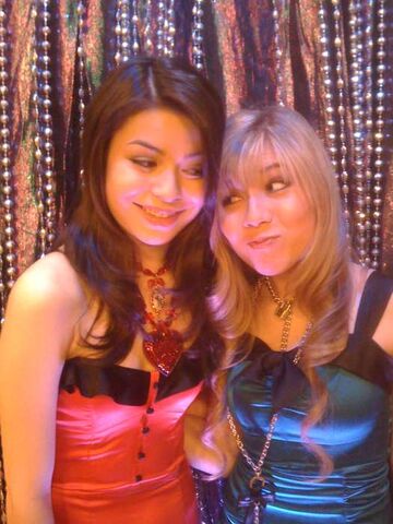 File:Carly & Sam(iCarly Awards).jpg
