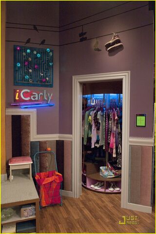 File:Miranda-cosgrove-icarly-hot-room-14.jpg
