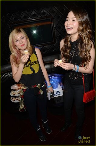 File:Miranda-cosgrove-jennette-mccurdy-bruno-mars-20.jpg