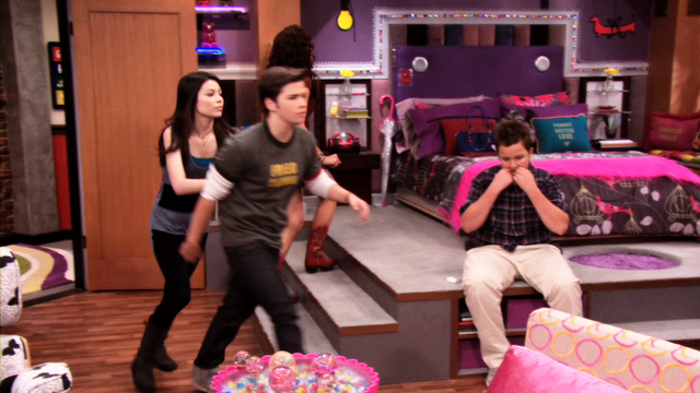 File:IHaI-CreddieScreencaps-26.png