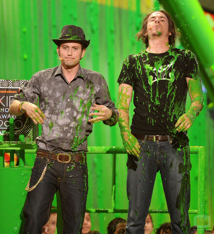 File:17326 jackson-rathbone-y-jerry-trainor.jpg