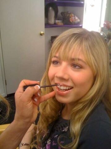 File:Jennette Mccurdy on FB, make-up on lips 24219 101402933231924 100000866538214 33541 137429 n.jpg