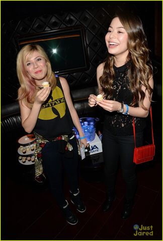 File:Miranda-cosgrove-jennette-mccurdy-bruno-mars-14.jpg