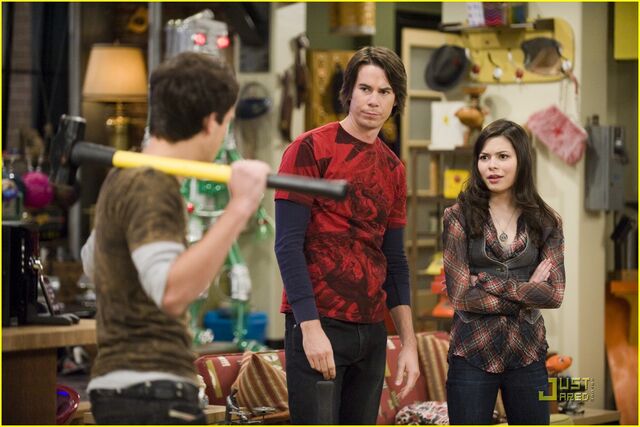 File:Miranda-cosgrove-drew-roy-icarly-10.jpg
