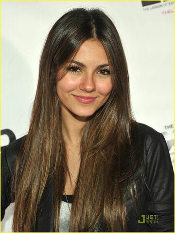 File:Victoria-justice-nicolas-dating-02.jpg