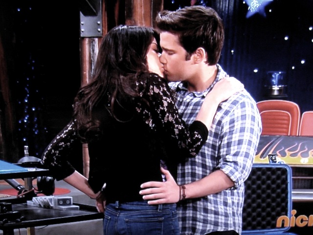 File:IGoodbye Kiss 4.jpg