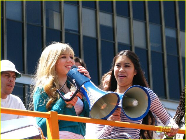 File:Jennette-mccurdy-ashley-argota-double-troubel-01.jpg