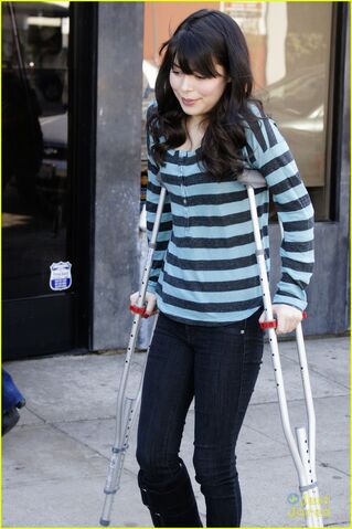 File:Miranda-cosgrove-stripe-shirt-03.jpg