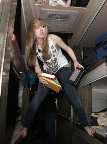 File:14072 JennetteMcCurdyinsidehertourbusAPR 5 2011HQx2222 123 15lo.jpg