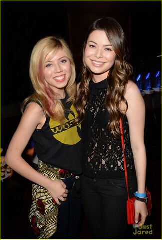 File:Miranda-cosgrove-jennette-mccurdy-bruno-mars-03.jpg