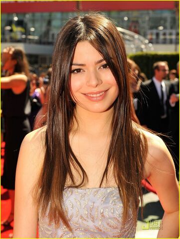File:Miranda-Cosgrove-Emmys-Awards-2010-miranda-cosgrove-15009943-921-1222.jpg