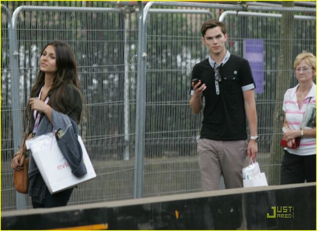 File:Victoria-justice-nicholas-hoult-wimbledon-01.jpg