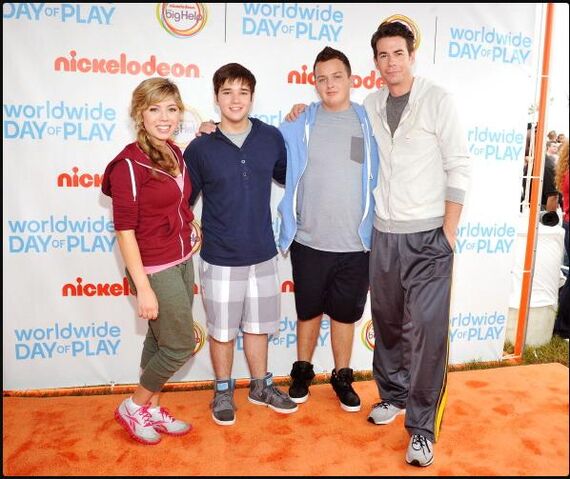 File:Icarlycastwwdop2011-2.jpg