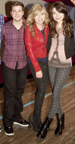 File:ICarly crew twitter.jpg