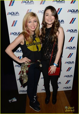 File:Miranda-cosgrove-jennette-mccurdy-bruno-mars-17.jpg