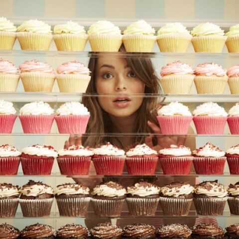 File:Between cupcakes.jpg