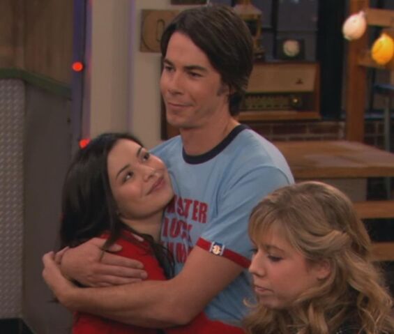 File:IChristmas (Hug).jpg